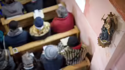 Warten auf eine Erscheinung / &copy; Matthias Balk (dpa)