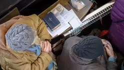 Warten auf eine Erscheinung / &copy; Matthias Balk (dpa)