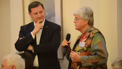 Warum die Gruppe der Religionslehrer nicht unter den Teilnehmern des Synodalen Weges vertreten ist, will diese Delegierte von Claudia L&uuml;cking-Michel wissen. / &copy; Tomasetti (DR)