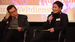 Was das Motto "Vom Entwicklungsdienst zum Weltdienst" konkret bedeutet, erläutern Dr. Jaime Diaz aus Kolumbien und Stella Matutina von den Philippinen. / © Beatrice Tomasetti (DR)