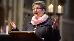 "Was für ein Bild - ein voller Dom!", freut sich Lydia Wallraf-Klünter / © Beatrice Tomasetti (DR)