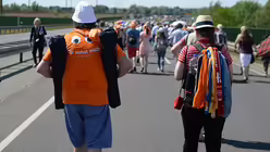 Auf dem Weg zum Gottesdienst (dpa)