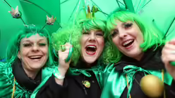 Gr&uuml;ne Froschk&ouml;niginnen in D&uuml;sseldorf / &copy; Ina Fassbender (dpa)