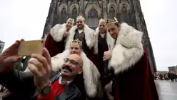 Gleich eine ganze K&ouml;nigsschar hat sich auf der Domplatte versammlt  / &copy; Oliver Berg (dpa)