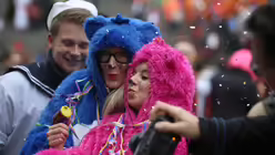Stimmung mit der Konfettikanone / © Oliver Berg (dpa)