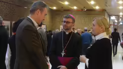 Weihbischof Eduard Kawa aus Lemberg/ Ukraine im Gespräch / © Beatrice Tomasetti (DR)