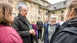 Weihbischof J&ouml;rg Michael Peters unterh&auml;lt sich / &copy; Julia Steinbrecht (KNA)