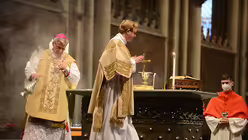 Weihbischof Schwaderlapp inzensiert den Altar. / &copy; Beatrice Tomasetti (DR)