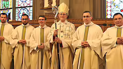 Kardinal Woelki und die neuen Priester / © Boecker