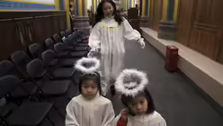 Weihnachten in China: unge Mädchen in Engelskleidung proben für die Heiligabend-Messe  / © Ng Han Guan (dpa)