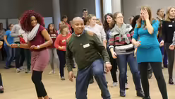 Weltjugendtags-Teilnehmer aus dem Erzbistum Köln tanzen im Haus Altenberg / © André Grosser (DR)