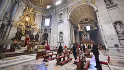 Wenige Gläubige nehmen an der von Papst Franziskus geleiteten Ostermesse im fast leeren Petersdom teil / © Andreas Solaro (dpa)