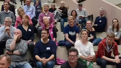 Wer die Aussprache im Plenum von der Treppe des Erzbisch&ouml;flichen Berufskollegs aus verfolgte, behielt den &Uuml;berblick. / &copy; Beatrice Tomasetti (DR)