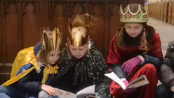 Wer keinen Platz mehr in den Bänken gefunden hat, hockt sich einfach davor / © Beatrice Tomasetti (DR)