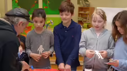 Wer sich nicht entscheiden kann, dem gibt der Künstler Tipps. / © Beatrice Tomasetti (DR)