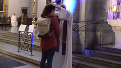 Wer will, kann von Kaplan von Boeselager mit einem persönlichen Segen für seinen Weg gestärkt werden. / © Tomasetti (DR)