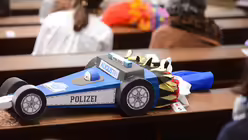 Wie cool ist das denn: ein Polizeiauto als Schult&uuml;te. / &copy; Beatrice Tomasetti (DR)