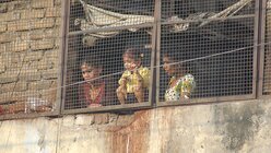 Wie Tiere hinter Gittern: Frauen und Kinder im Rotlichtviertel G.B. Road in Delhi  / © Wagener (privat)