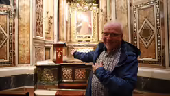 Willibert führt die Pilger in die Kirche ist Santa Maria in Vallicella (DR)