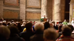 Willibert predigt auf Englisch in Sankt Paul vor den Mauern / © Martin Biallas (DR)