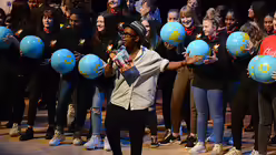 Wir haben nur diese eine Welt f&uuml;r alle - das sollen die Erdb&auml;lle, die ins Publikum geworfen werden, zum Ausdruck bringen. / &copy; Tomasetti (DR)