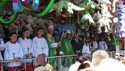 Kardinal Woelki zwischen Kuscheltieren / &copy; Werner Theodor D&ouml;sereck  (St. Adelheid am P&uuml;tzchen)