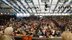 Volles Zelt auf dem P&uuml;tzchens Markt / &copy; Werner Theodor D&ouml;sereck  (St. Adelheid am P&uuml;tzchen)