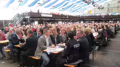 Viele G&auml;ste auf dem P&uuml;tzchens Markt / &copy; Werner Theodor D&ouml;sereck  (St. Adelheid am P&uuml;tzchen)