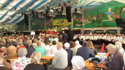 Heilige Messe im Bayernzelt des P&uuml;tzchens Markt / &copy; Werner Theodor D&ouml;sereck  (St. Adelheid am P&uuml;tzchen)