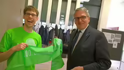 ZdK-Präsident Sternberg kauft seinen Katholikentagsschal (DR)