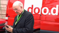 Bischof Genn am domradio.de-Ü-Wagen (DR)