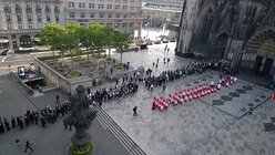 Vor dem Kölner Dom stehen die Gläubigen Schlange / © Johannes Schroeer (DR)