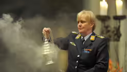 Seit 1996 schwenkt Ruth Nobis das Weihrauchfass beim Soldatengottesdienst (KNA)