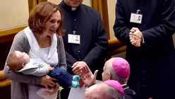 Jüngster Synodenteilnehmer Davide Paloni mit seiner Mutter / © Ettore Ferrari (dpa)