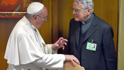 Papst Franziskus mit Vatikan-Sprecher Frederico Lombardi / © Ettore Ferrari (dpa)