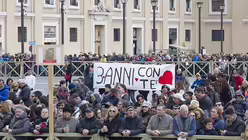 Gl&uuml;ckwunsch-Banner f&uuml;r Papst Franziskus / &copy; Giorgio Onorati (dpa)