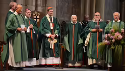 Zelebranten in Dom stehen zusammen / © Beatrice Tomasetti (DR)