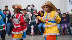 Zu dem Spieleangebot f&uuml;r die Kinder in den Armenvierteln geh&ouml;ren auch landestypische Volkst&auml;nze.  / &copy; Mateusz Rdzanek (privat)