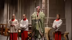 Zu dem "Tag der Begegnung für Ehepaare" gehört auch eine Messe in St. Ursula mit vielen Kindern. Im Anschluss kann sich jedes Paar noch einmal segnen lassen. / © Tomasetti (DR)