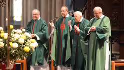 Zu den Konzelebranten an diesem besonderen Tag geh&ouml;ren Dompropst Gerd Bachner und Pr&auml;lat Ludwig Sch&ouml;ller. / &copy; Beatrice Tomasetti (DR)