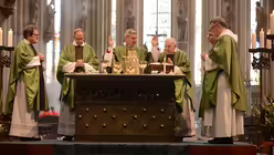 Zu den Konzelebranten geh&ouml;ren Pfarrer Christoph Biskupek, erster Chorpr&auml;ses der M&auml;dchen, Pr&auml;lat Feldhoff,  und die Vertreter der Kardinal-H&ouml;ffner-Gesellschaft, Prof. Elmar Nass und Pater Johannes Zabel. / &copy; Beatrice Tomasetti (DR)