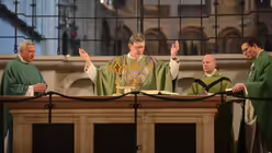 Zu den Konzelebranten geh&ouml;ren Pfarrer Frank M&uuml;ller, Dr. Oliver Winczek und f&uuml;r den Schulseelsorger-Vorstand Ren&eacute; Fanta / &copy; Beatrice Tomasetti (DR)