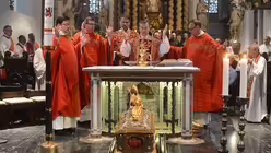 Zu den Konzelebranten geh&ouml;ren Stadtdechant Msgr. Ulrich Hennes und sein Stellvertreter Michael Dederichs. / &copy; Tomasetti (DR)