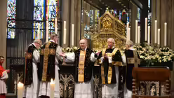 Zu den Konzelebranten gehört auch der langjährige Weggefährte und ehemalige Generalvikar Dr. h.c. Norbert Feldhoff (ganz links) / © Beatrice Tomasetti (DR)