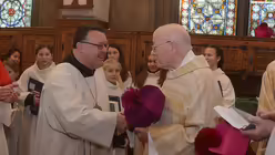 Zu diesem au&szlig;ergew&ouml;hnlichen Priesterjubil&auml;um gratuliert auch Domkantor Sperling mit seinem Chor / &copy; Beatrice Tomasetti (DR)