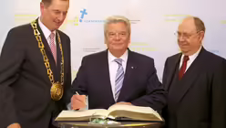 Nikolaus Schneider mit Bundespr&auml;sident Gauck (dpa)