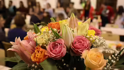 Zum Abschied gibt es Blumen f&uuml;r die Damen / &copy; Teresa M&uuml;ller-Alander (DR)