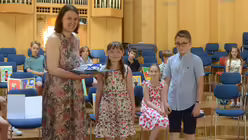 Zum Abschied gibt es für beide Lehrer der vierten Klasse zum Dank Geschenke / © Beatrice Tomasetti (DR)