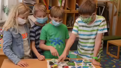 Zum Abschied haben die Viertkl&auml;ssler Steine bemalt, die f&uuml;r alle sichtbar ausgelegt werden sollen / &copy; Beatrice Tomasetti (DR)