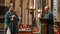 Zum allseitigen Schmunzeln gibt es von Dompropst Assmann auch eine "Dauerkarte" f&uuml;r einen Platz im Chorgest&uuml;hl des K&ouml;lner Domes. / &copy; Beatrice Tomasetti (DR)